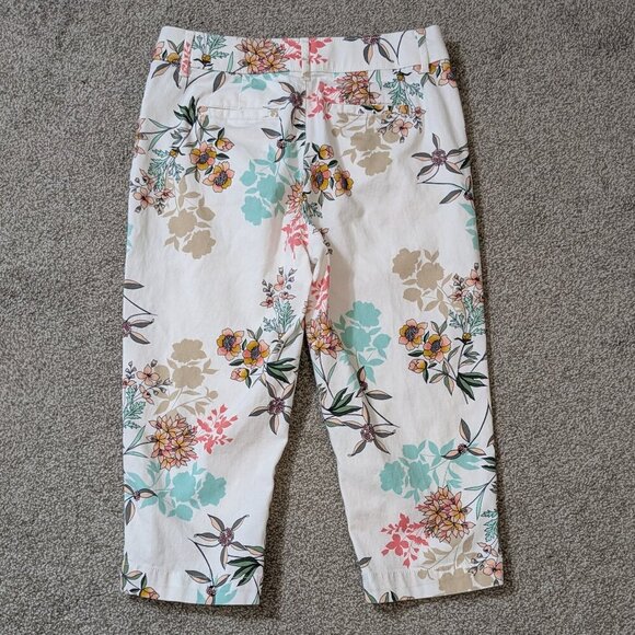 ST JOHN'S BAY White/Teal/Pink Floral Mid-Rise Zip Stretch Capris; Size 6 - Picture 2 of 4
